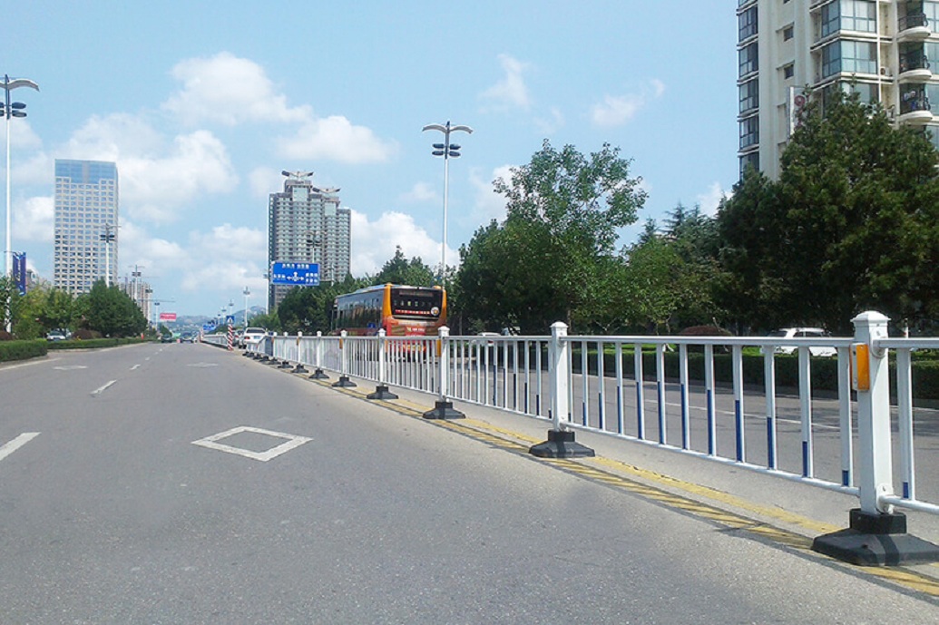 愛可青市政護(hù)欄用在武漢市政建設(shè)，共15萬米