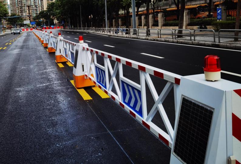 智能導(dǎo)流護欄