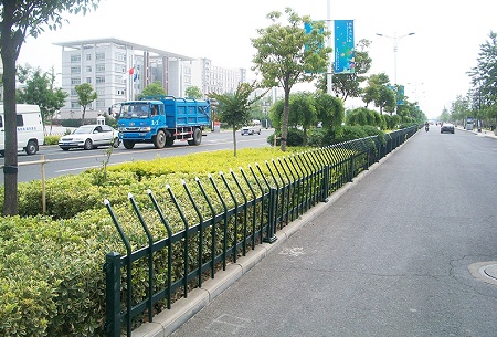 鋅鋼草坪護(hù)欄的五點(diǎn)性能優(yōu)勢(shì) 草護(hù)欄.jpg